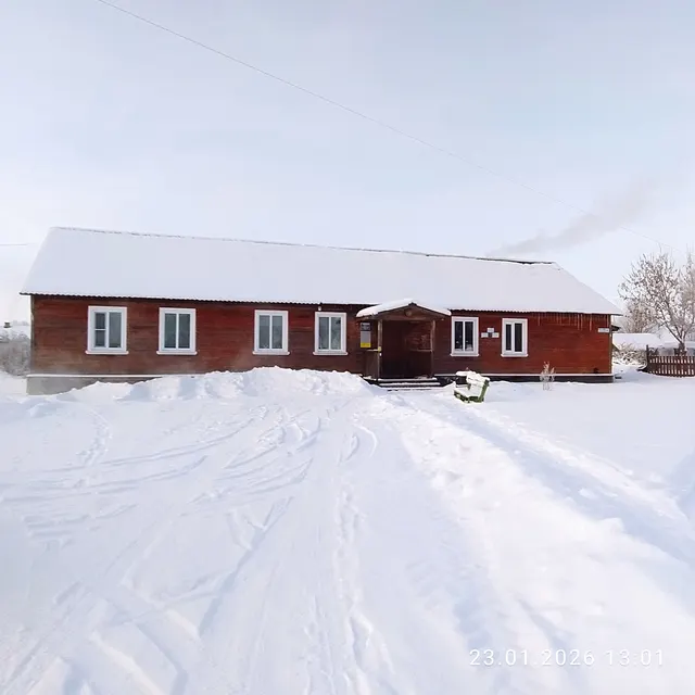 Административное здание  с земельным участком по адресу: Российская Федерация, Архангельская область, муниципальный округ Каргопольский, деревня Усачевская, ул. Молодежная, д. 10