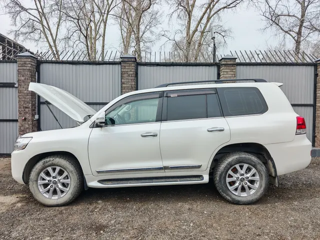 Автомобиль марки Toyota Land Cruiser 200, 2018 г.в, белого цвета, государственный регистрационный знак  P586AT27,VIN JTMCV02J604259850
