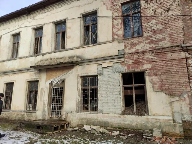 Нежилое здание, количество этажей: 2, площадью 444,0 кв. м, кадастровый номер 61:55:0011621:324 и земельный участок площадью 284,0 кв. м, кадастровый номер 61:55:0011621:539, категория земель: земли населенных пунктов, разрешенное использование: для размещения амбулаторно-поликлинических учреждений, расположенные по адресу: Ростовская область, г. Новочеркасск, ул. Б. Хмельницкого,.4/ул. Аксайская, 139