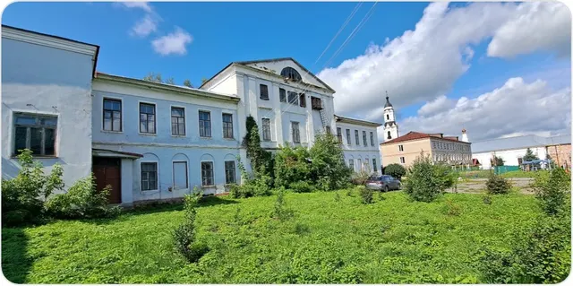 Продажа находящегося в федеральной собственности объекта недвижимого имущества площадью 1 125 кв. м (кад. номер 21:18:120205:164), являющегося объектом культурного наследия федерального значения, находящимся в неудовлетворительном состоянии, по адресу: Чувашская Республика, р-н. Порецкий, с. Порецкое,  ул. Комсомольская, д. 5, с одновременным предоставлением в аренду земельного участка площадью 947 кв. метра (кад. номер 21:18:120205:137), на котором расположен такой объект.