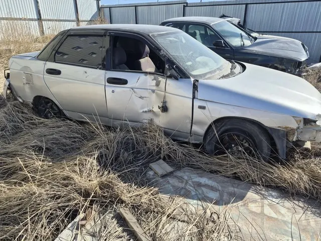 Автомобиль марки ВАЗ 21102 с г/н К379ЕУ14, 2003 г.в., двигатель 0930192, цвет - светло-серебристый металл, с номером ПТС 63КР866127, Паспорт транспортного средства отсутствует, ключи транспортного средства отсутствуют (у ТС имеются повреждения передней части, пассажирская дверь передней части разбита, вмятины по кругу, разбиты стоп-фары)