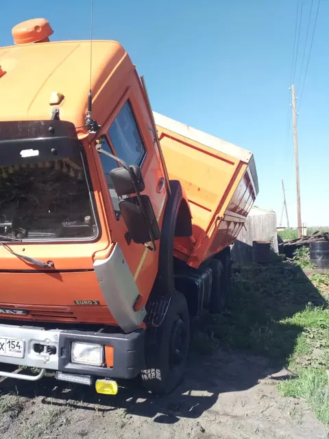 Грузовой самосвал Камаз 55102С, 2002 г.в., г/н Н620НХ154, V1N: ХТС53205022177551, оранжевого цвета. Залог в пользу ИФНС (арест)