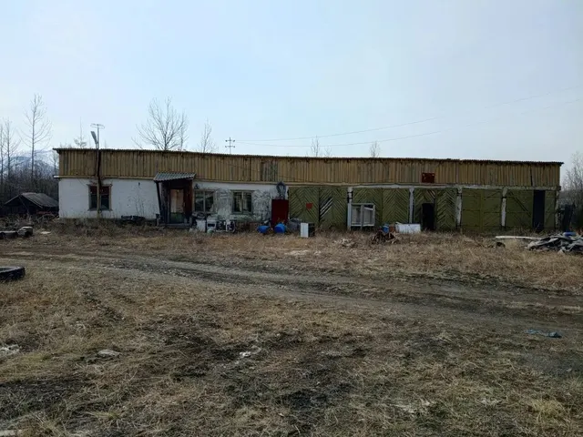Нежилое здание с кадастровым номером 49:06:000000:944, расположенное на земельном участке с кадастровым номером 49:06:030007:448, площадью 6 548,0 кв.м., ул. Приисковая, п. Усть-Омчуг, Тенькинский район, Магаданская область