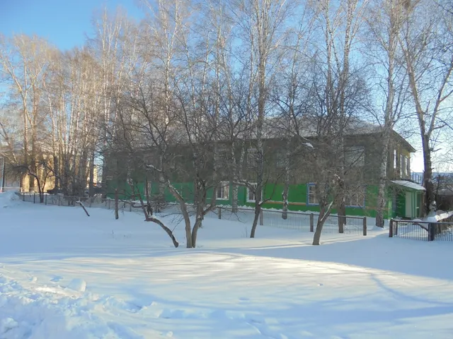 Земельный участок общей площадью 1108 кв.м, с кадастровым номером 70:03:0101003:2994, с расположенным на нем объектом недвижимого имущества – нежилое здание общей площадью 786,6 кв.м., с кадастровым номером 70:03:0101003:1805, по адресу: Томская область, р-н. Бакчарский, с. Бакчар, ул. Ленина, д. 50, строен. 1.
