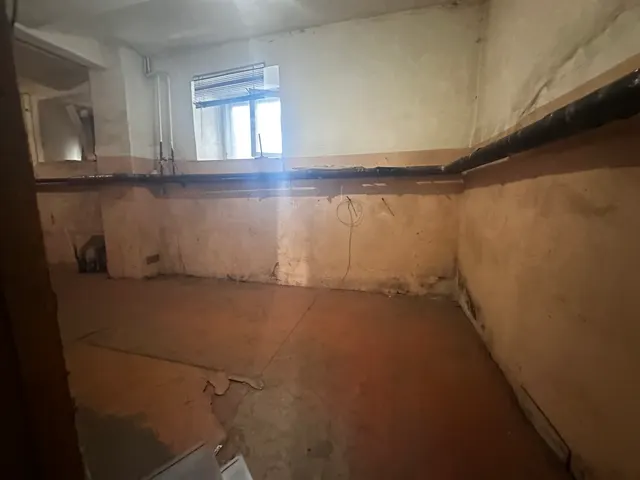 Право заключения договора аренды в отношении недвижимого муниципального имущества – 379/1000 доли функционального (встроенного) нежилого помещения № -I (1-8), подвал, общей площадью 143,3 кв. м, в виде комнат № 1,4,5,8 площадью 43,7 кв. м и мест общего пользования в виде комнаты № 2 и части комнаты № 7 площадью 10,6 кв. м, предоставленных пропорционально занимаемой площади, общей площади доли 54,3 кв. м, расположенного по адресу: Хабаровский край, г. Хабаровск, ул. Ленина, д. 25, пом. -I (1-8
