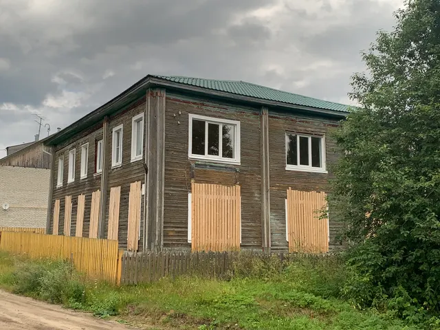 Здание музыкальной школы, кадастровый номер 29:09:080101:32, расположение: Российская Федерация, Архангельская область, муниципальный район Ленский, с.п. Сафроновское, с. Яренск, ул. Набережная Подбельского, зд. 8, земельный участок, кадастровый номер: 29:09:080101:328, площадью 700,0 кв.м., расположенный по адресу: Российская Федерация, Архангельская область, муниципальный район Ленский, с.п. Сафроновское, с. Яренск, ул. Набережная Подбельского