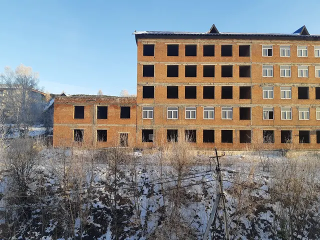 Сооружение (нежилое здание, участковая больница, объект незавершенного строительства) и зкемеремельный участок