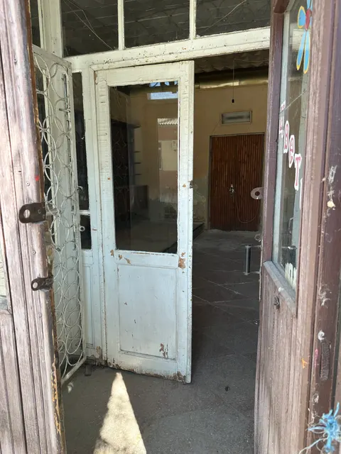 Нежилое помещение, общей площадью 116,4 кв.м., с кадастровым номером 90:02:010105:5659, расположенное по адресу: Республика Крым, р-н Белогорский, г. Белогорск, ул. Луначарского, 21-б