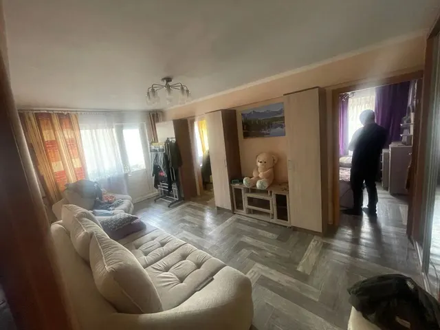 Квартира, назначение: жилое, этаж 4, площадь 48,8 кв.м., к/н 75:32:020137:333, по адресу: Забайкальский край, г.о. город Чита, г. Чита, ул. Гагарина, д. 17 кв. 13. Квартира имеет 3 комнаты, на полу линолеум, стены и потолок окрашены, квартира угловая, на окнах и балконе пластик