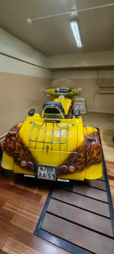 Мотоцикл Boss Hoss BHC-9 Coupe Trike, 2014 г.в., VIN 1B9KBVC76FD285014, г.н. 6788АА51, цвет желтый, внешний вид удовлетворительный, количество колес - 3, дополнительное кресло для пассажира с багажником. Работоспособность не проверялась. Расположенный по адресу: г. Мурманск, пр-кт Кольский, 8-10, АГ 12. Должник Задворный Ю.В.