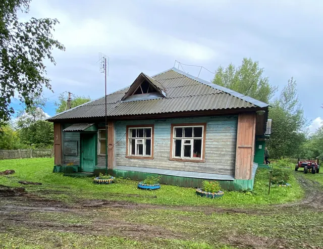 Нежилое здание вместе с земельным участком, расположенное по адресу: Ярославская обл., Угличский округ, д. Бурмасово