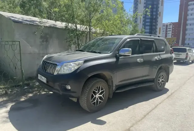 Toyota Land Cruiser Prado, 2013 г.в., г/н О789КУ14, цвет ПЕПЕЛЬНО-СЕРЫЙ, VIN RUTBX8Fj9D0001798. Собственник ГУП ЖКХ РС(Я).