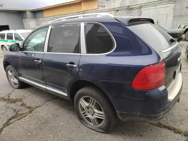 Лот №51 Легковой автомобиль Порше Cayenne, 2003 г.в., VIN WP1AB29P73LA60384, цвет синий. Рабочее состояние не проверялось. Должник Горняк Э.Д. Обременения: Залог, запреты судебного пристава исполнителя на рег. действия. Начальная цена продажи 486300,00 руб. Задаток 72945,00 руб. (пор. 070/Тд)