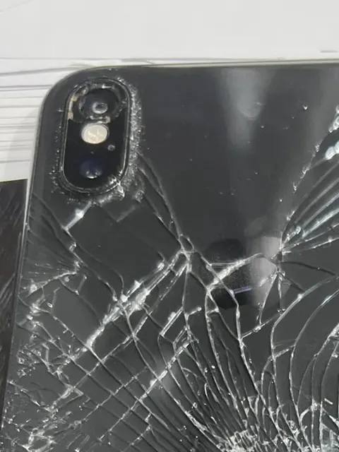 мобильный телефон в корпусе черного цвета с сенсорным экраном марки "IPhone 11" 1 Штука (шт)