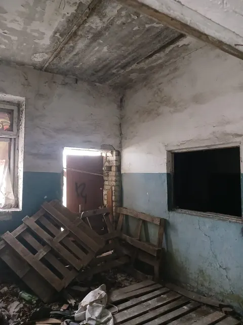 Нежилое здание и земельный участок