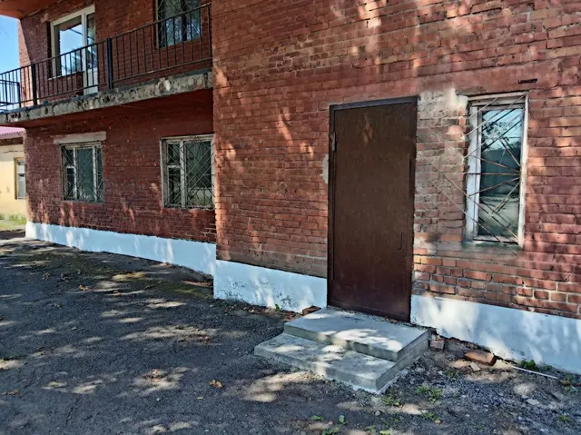 Нежилое помещение площадью 102,7 кв.м, расположенное на                1 этаже здания по адресу: г. Кемерово, ул. Заводская, 1, закрепленное на праве оперативного управления за МКУ «Кемавто».  Целевое назначение: склад, магазин, ПВЗ, мелкое производство. Режим использования: понедельник - пятница, не более 40 часов в месяц.