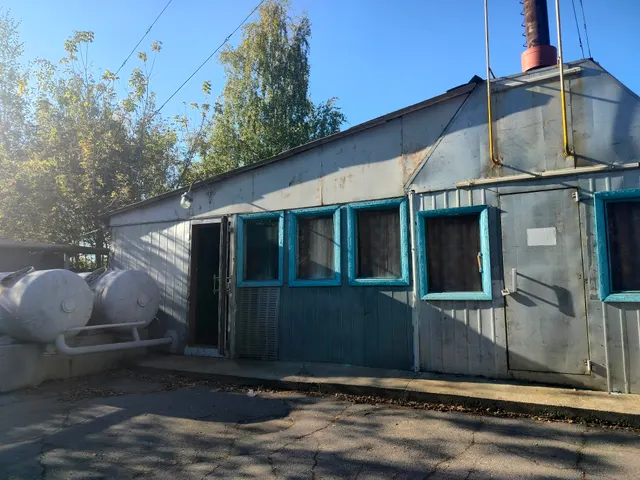 Нежилое отдельно стоящее здание площадью 73,4 кв.м, с кадастровым номером 71:15:040304:355 с оборудованием (16 объектов), по адресу: Тульская область, г.о. город Новомосковск, поселок Ширинский, улица Луговая, здание 31 Ж, с земельным участком площадью 728 кв.м, с кадастровым номером 71:15:030501:733, по адресу: Тульская область, г.о. город Новомосковск, поселок Ширинский, улица Луговая, земельный участок 31Ж, с разрешенным использованием: обеспечение занятий спортом в помещениях