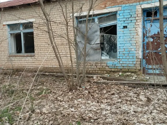 Земельный участок площадью 22 575 +/- 107 кв.м., кад.№: 48:14:1560105:12; административное здание 912,9 кв.м., здание котельной 116,4 кв.м., сооружение (уборная) 25,6 кв.м. по адресу: Липецкая обл, р-н Становлянский, с/п Михайловский сельсовет, с. Семенек, ул. Юрикова, д. 23