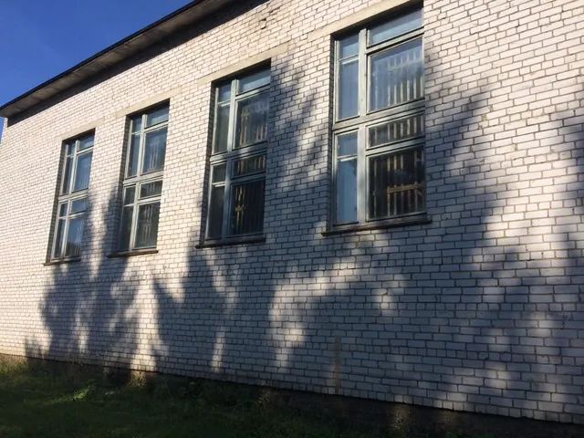 Нежилое здание с земельным участком