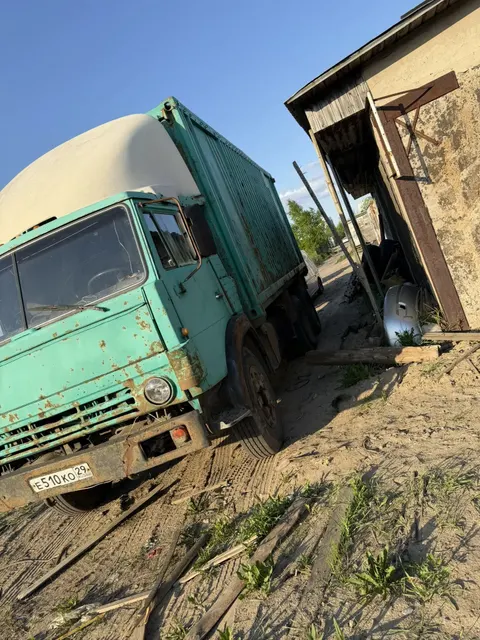 Грузовое транспортное средство Камаз 53212, 1987 года выпуска, цвет - зеленый, VIN XTC532120M0073724, государственный номер E510KO29. Состояние ТС: требуется ремонт двигателя, коррозия по всему кузову, отсутствуют тормоза.