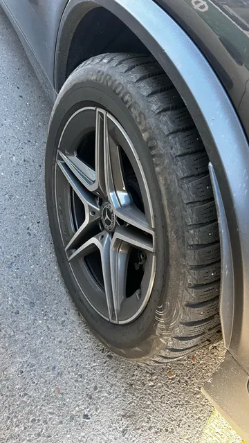 Легковой автомобиль марки MERCEDES – BENZ; GLC 300 4MATIC, 2020 г.в., г/н Н756ОВ75, VIN: W1N2533841F849812, номер кузова (прицепа): W1N2533841F849812, цвет серый. Автомобиль имеет вмятину, царапину на левой передней двери, задняя левая дверь имеет царапину