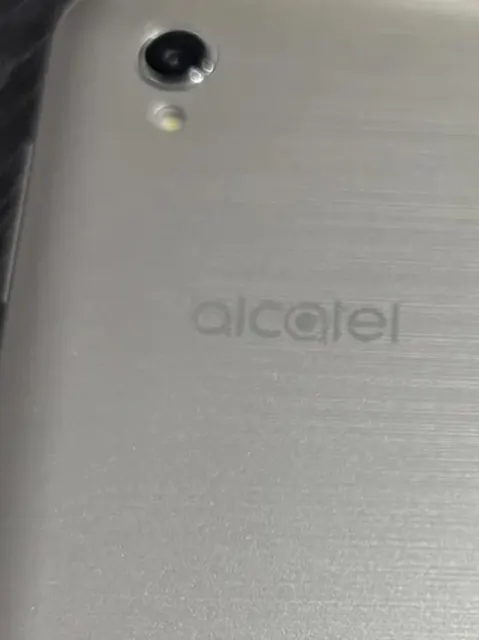 мобильный телефон марки Alcatel  в корпусе бежевого цвета ID 12011057707826 1 Штука (шт)