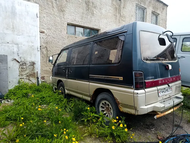 Автомобиль Mitsubishi Delika