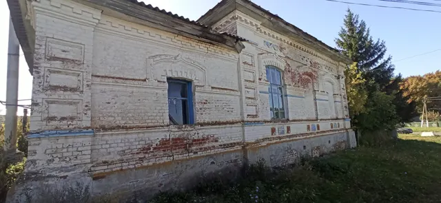 нежилое здание с земельным участком