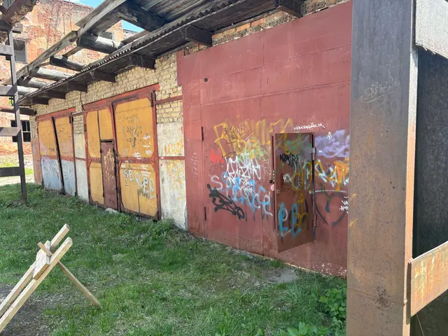 Нежилое здание гаража площадью 108,8 кв.м (59:09:0013702:309) по адресу: Российская Федерация, Пермский край, Лысьвенский муниципальный округ, гор. Лысьва, ул. Революции, здание 15Б с земельным участком площадью 109 кв.м (59:09:0013702:479) по адресу: Российская Федерация, Пермский край, Лысьвенский муниципальный округ, гор. Лысьва, ул. Революции, з/у 15Б