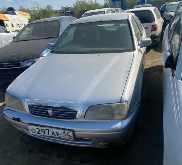Автомобиль марки Toyota Camry, г/н О297КЕ14, серого цвета, передний бампер с большими трещинами, сзади возле фар наклеены серебристым скотчем, 1998г.в.