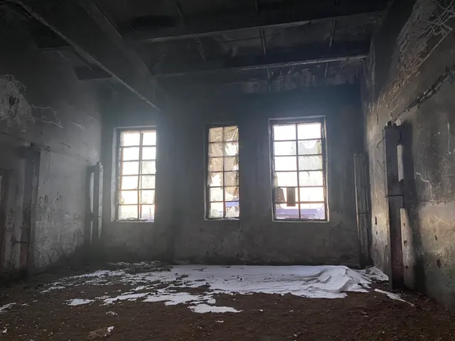 Нежилое здание (Гараж), назначение: нежилое, 1 этаж (в т.ч. подземных 0), с кадастровым номером 75:24:230101:178, площадь 361,7 кв.м, по адресу: Забайкальский край, муниципальный район Шилкинский, городское поселение Шилкинское, г. Шилка, улица Забелина, дом 27а, расположенное на земельном участке, категория земель: земли населенных пунктов, виды разрешённого использования: для эксплуатации и обслуживания гаража, Забайкальский край, р-н Шилкинский, г. Шилка, к/н 75:24:230101:3, пл. 5416 кв.м.