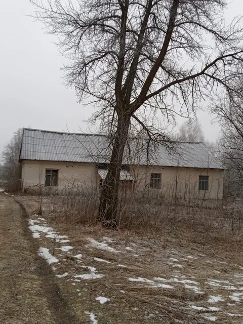 Нежилое здание 1960 года ввода в эксплуатацию площадью 175 кв.м. с кадастровым номером 71:02:030510:149 с земельным участком площадью 1750 кв.м. с кадастровым номером 71:02:030510:291, категория земель-земли населенных пунктов, вид разрешенного использования-для ведения личного подсобного хозяйства
