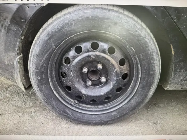 Легковой автомобиль HYUNDAI SOLARIS, 2011 г.в., г/н М609НЕ761, VIN Z94CT41CABR064210, черного цвета, ТС после ДТП, повреждены передний бампер, задний бампер, заднее левое крыло полностью помятое, на багажнике есть вмятины, на правом крыле есть потертости, низ задней левой двери выгнут в обратную сторону, в залоге, должник Кириченко Р.И., (Поручение ТУ Росимущества в РО от 29.07.2026 № 61-1158-У). Адрес (местоположение): Ростовская область, г. Гуково, ул. Параллельная, д. 29.