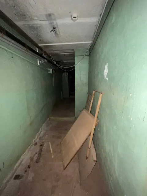 нежилое помещение с кадастровым номером 43:40:000114:2491 по адресу: Российская Федерация, Кировская область, г.о. город Киров, г. Киров, ул. Менделеева, д. 5, помещ. 1001, с движимым имуществом.