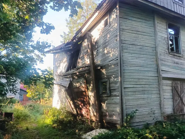 Жилой дом в п. Кикерино, ул. Андреевская д. 4,  расположенный на земельном участке площадью 550 кв.м.лен