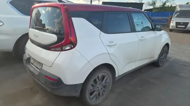 Легковой автомобиль KIA SOUL, 2022г.в., г/н X158TH124, VIN XWEJ381EBNC005879, номер кузова XWEJ381EBNC005879, номер двигателя G4FCNR031054 505830, цвет белый. Начальная цена продажи 1 785 000 руб. Задаток 267760 руб.
