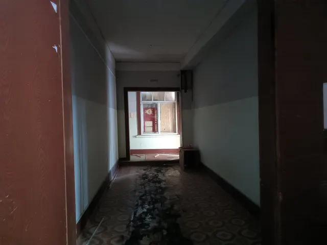 Нежилое здание с прилегающим земельным участком