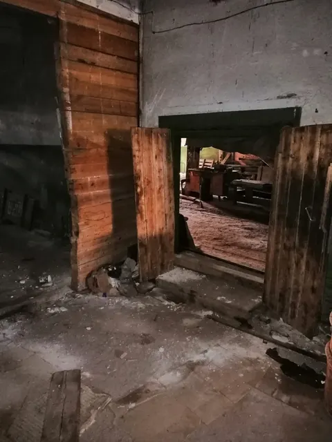 Земельный участок площадью 990 кв.м, кадастровый номер 29:10:041011:495 (реестровый номер федерального имущества П11310006583), категория земель – земли населенных пунктов, вид разрешенного использования – размещение гаражей для собственных нужд, с расположенным на нем объектом недвижимости – нежилое здание (гараж) площадью 329 кв.м, кадастровый номер 29:10:000000:110 (реестровый номер федерального имущества П12310001218).