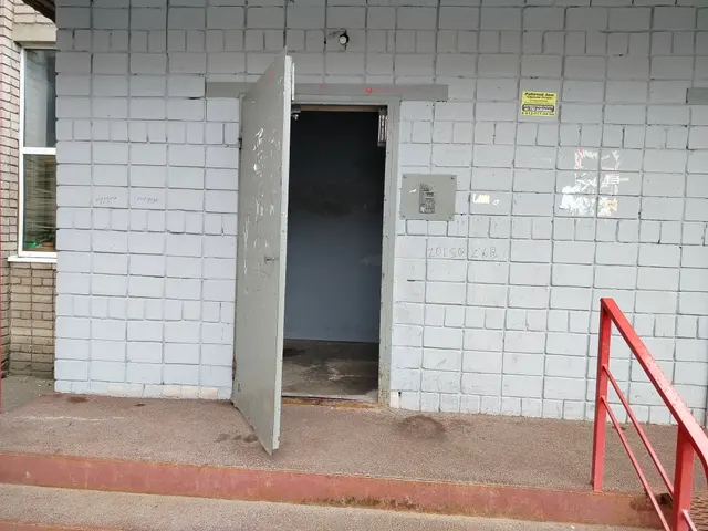 Нежилое помещение площадью 13,6 кв.м. (№№ помещения согласно поэтажному плану: 25), расположенное в нежилом помещении (Литера «А») с кадастровым № 18:26:010339:1284 на 1 этаже по адресу: Удмуртская Республика, г. Ижевск, ул. Майская, 21.