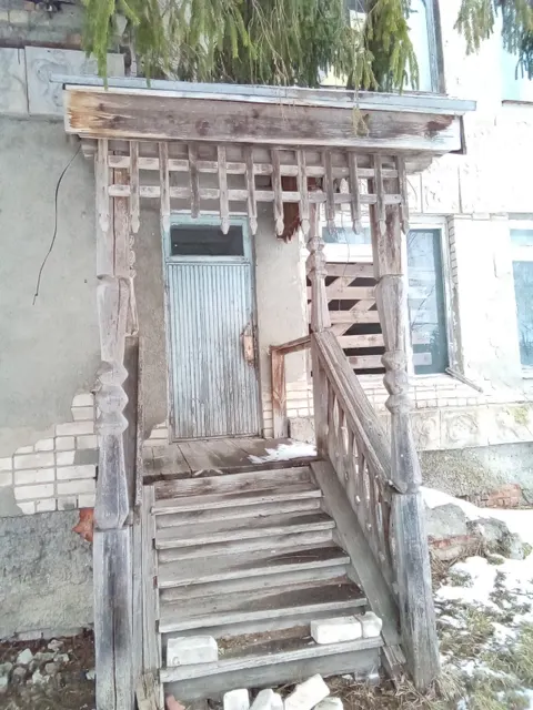 Продажа по минимально допустимой цене:Нежилое здание с земельным участком, включающий: - нежилое здание, 1976 года постройки, количество этажей: 2, в том числе подземных 0, назначение: нежилое, площадь 537,4 кв.м, кадастровый номер 52:31:0090005:450; - земельный участок, в границах которого расположено вышеуказанное нежилое здание, кадастровый номер 52:31:0090005:207, площадь 4129 кв.м, категория земель: земли населённых пунктов, вид разрешенного использования: под административным зданием