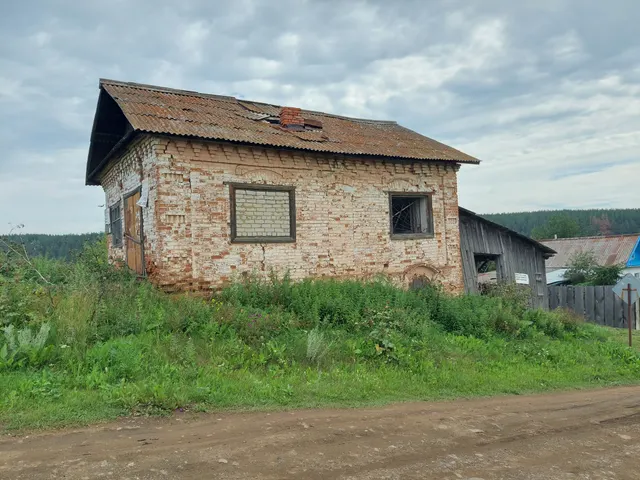 Нежилое здание (реестровый номер имущества - 33497), площадью 94,2 кв.м., кадастровый номер 66:01:5801001:510 с земельным участком, площадью 207 кв.м., кадастровый номер 66:01:5801001:509 по адресу: Свердловская область, Алапаевский р-н, с. Гостьково, ул. Ленина, д. 35