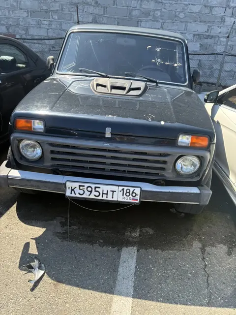 Автомобиль марки  ЛАДА 21240 ЛАДА 4х4, темно-зеленого цвета, г.р.з. К 595 НТ 186, VIN XTA212140D2112037, г/в 2013. ТС имеет ограничения ФССП на регистрационные действия (ключи и документы отсутствуют, техническое состояние не проверялось, пробег не известен). Имущество продается в том виде, в каком оно есть, в случае продажи возврату/обмену не подлежит. За скрытые дефекты имущества Продавец ответственности не несет.