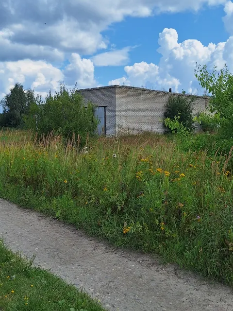 Здание, гараж, площадью 282,1 кв. м.., с земельным участком