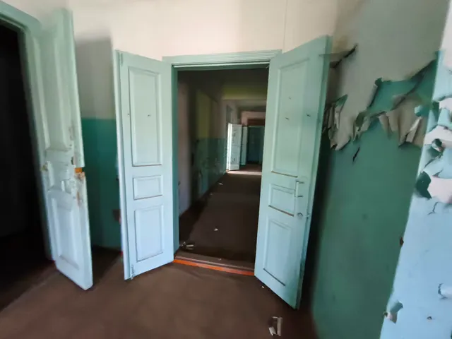 Нежилое помещение, площадью 113,8 кв. м, кадастровый номер 23:25:0401093:50, расположенное по адресу: Российская Федерация, Краснодарский край, муниципальный округ Приморско-Ахтарский, станица Бриньковская, улица Ленина, дом 22, помещение 1 с земельным участком (доля в праве – 719/1000) с кадастровым номером 23:25:0401093:7, площадью 959 кв.м
