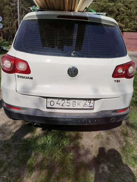 Транспортное средство Volkswagen Tiguan, 2010 года выпуска, цвет – белый, VIN XW8ZZZ5NZBG103087, государственный номер О425ВК29. Состояние ТС: повреждение лакокрасочного покрытия на переднем бампере, на левой передней двери, сколы и многочисленные очаги коррозии.