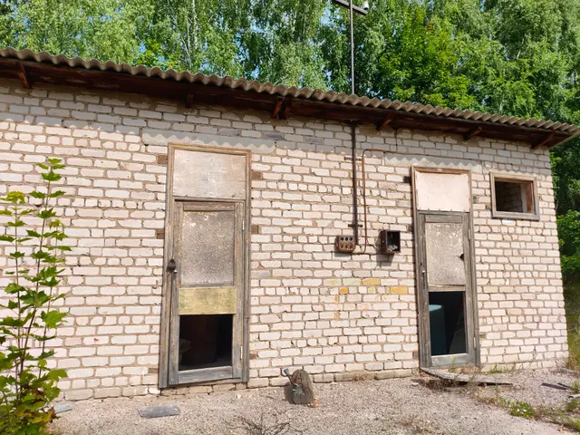 Здание склада, площадь 46,3 кв.м, кадастровый номер 43:07:110601:656, 1990 г. постройки, назначение: нежилое здание, по адресу: Российская Федерация, Кировская область,  муниципальный район Вятскополянский,  сельское поселение Усть-Люгинское, деревня Ямышка,  улица Новая, здание 10б, земельный участок, площадь 358 кв.м, кадастровый номер 43:07:110601:662, категория земель:  земли населенных пунктов, по адресу: Российская Федерация, Кировская область,  муниципальный район Вятскополянский,  сельск