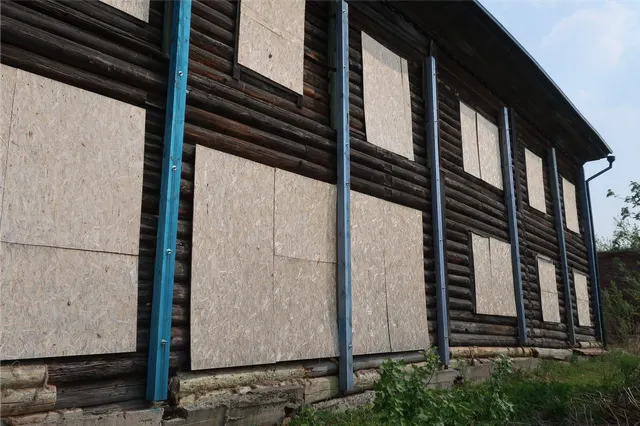 нежилое здание, наименование: нежилое здание, назначение: нежилое, количество этажей: 2, в том числе подземных 0, площадь 372,3 кв.м., кадастровый номер: 72:24:0602004:321, местоположение: Тюменская область, г. Тобольск, ул. Пушкина, 18а (в составе объекта учитывается движимое имущество - временное ограждение МКД). Объект культурного наследия, находящийся в неудовлетворительном состоянии.