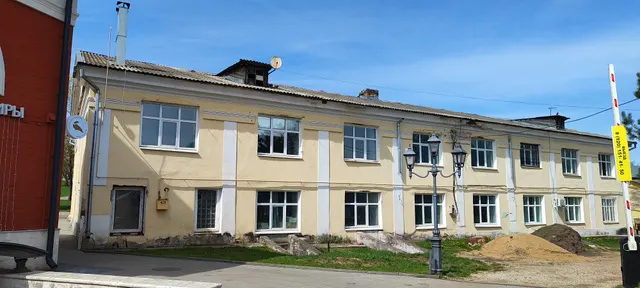 Нежилое здание, площадью 1302,9кв.м,  являющееся объектом культурного наследия регионального значения «Корпус № 4», 2-ая пол.ХIХв., входящего в состав объекта культурного наследия регионального значения «Шесть корпусов торговых рядов», кон. XVIII-п.п. ХIХв. с земельным участком  площадью 1200 кв.м, с кадастровым номером 69:47:0130206:2, расположенные по адресу: Тверская обл., г. Торжок, ул. Торговые ряды, д.3.