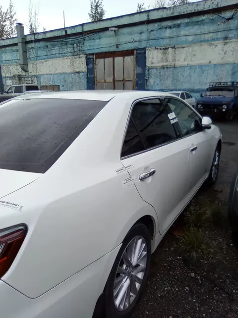 Автомобиль марки  Toyota Camry, цвет белый перламутр, 2015 год выпуска, гос.знак О916АХ186, VIN XW7BF4FK80S108824 ТС имеет ограничения ФССП на регистрационные действия (ключи и документы отсутствуют, техническое состояние не проверялось, пробег не известен). Имущество продается в том виде, в каком оно есть, в случае продажи возврату/обмену не подлежит. За скрытые дефекты имущества Продавец ответственности не несет.