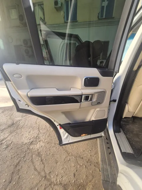 Легковой автомобиль марки LAND ROVER модель RANGE ROVER, 2010 г.в., г/н В444ЕМ75, VIN: SALLMAME4BA336881, номер кузова (прицепа): SALLMAME4BA336881, цвет белый. На кузове имеются незначительные царапины и сколы, на обивке сидений имеются незначительные повреждения, царапины на левой фаре